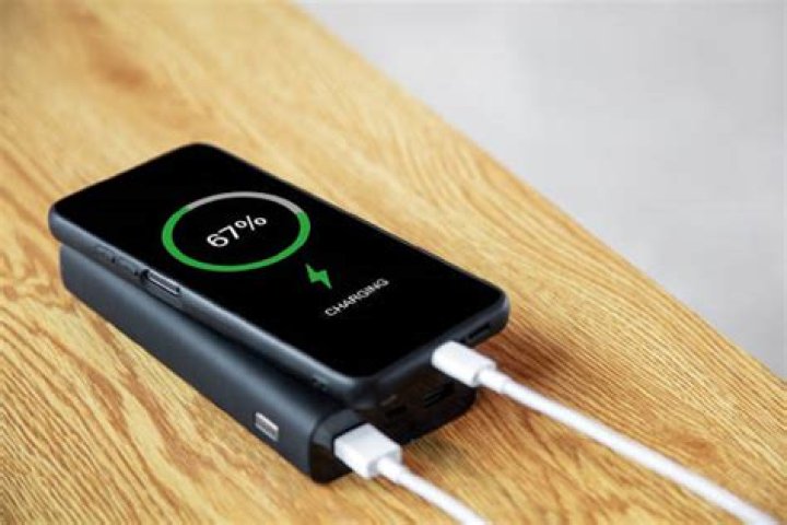 Can water hold a charge?