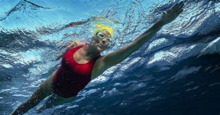 Could a person swim from florida to cuba?
