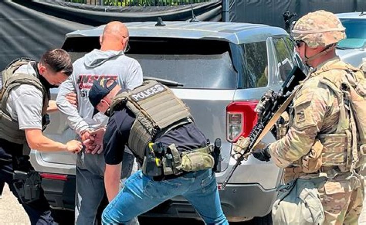 Do mto officers carry guns?