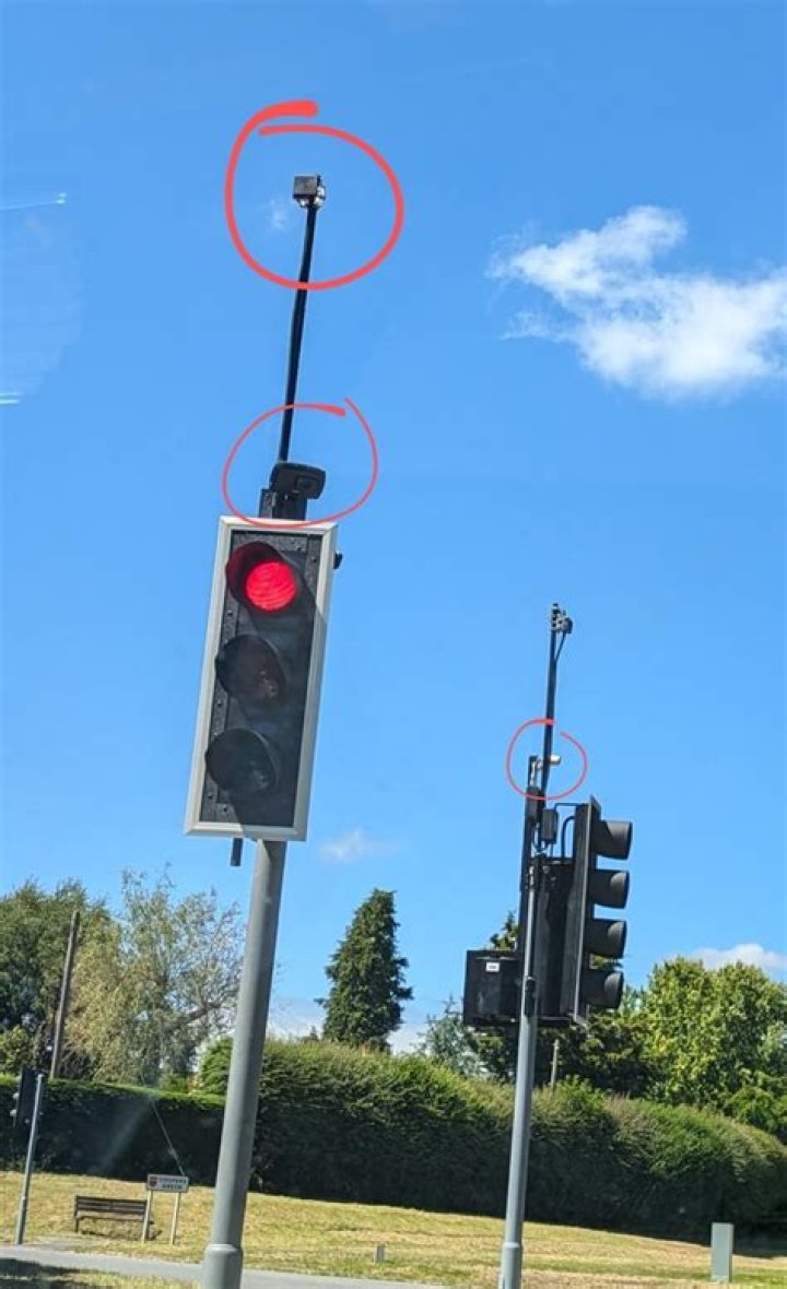 Do traffic lights have sensors?