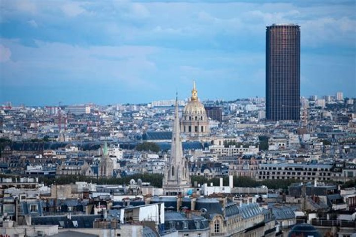 Does paris have skyscrapers?