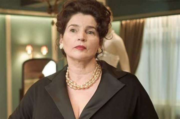 How old is julia ormond?