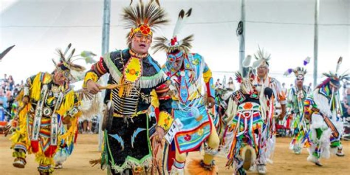 In algonquin what is the meaning of powwow?