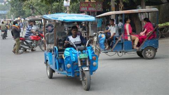 Is rickshaw allowed in mumbai airport?
