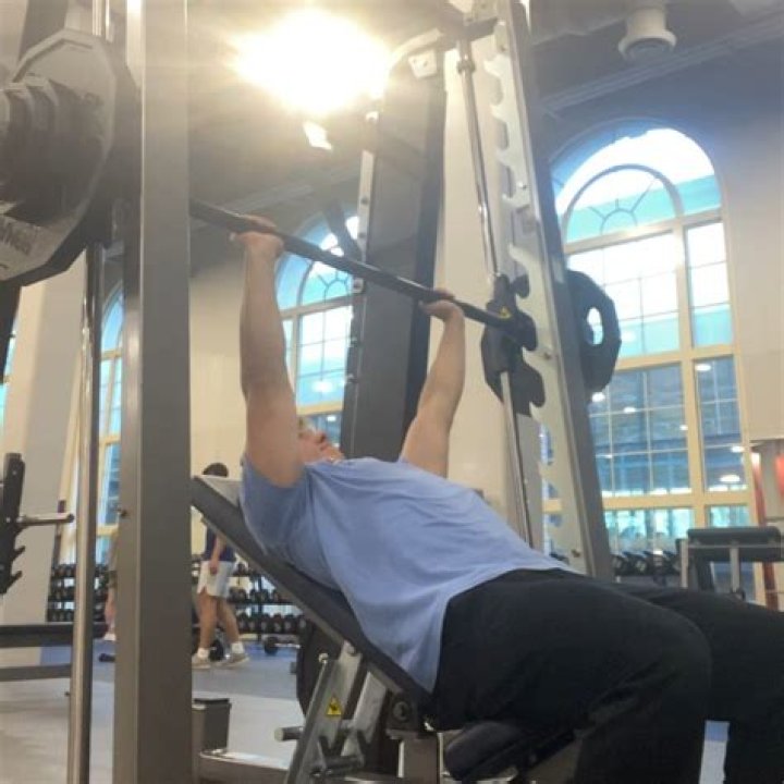 Should elbows be tucked in bench press?