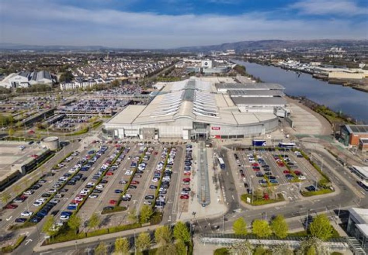 What's in braehead shopping centre?