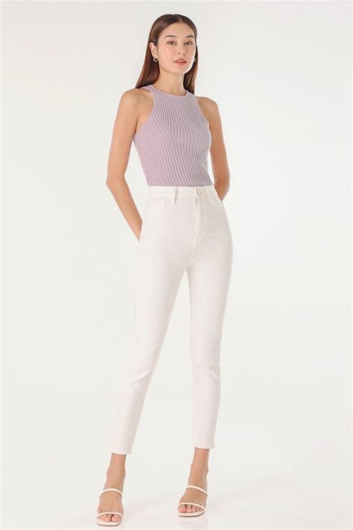 What are sculpted jeans?