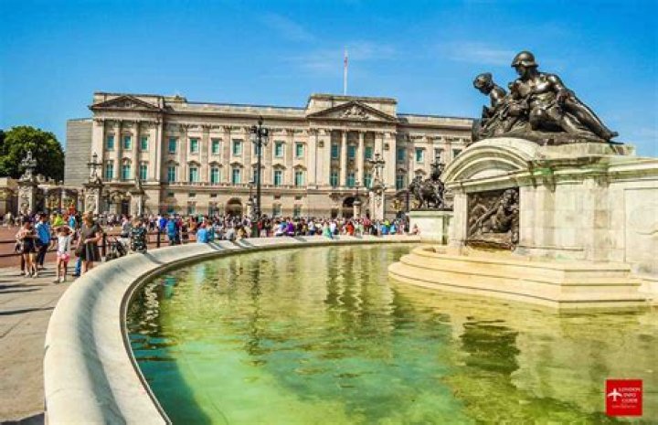 When is buckingham palace open for tours?