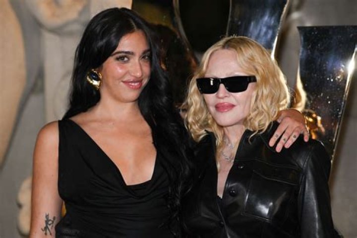 Where does lourdes leon live?