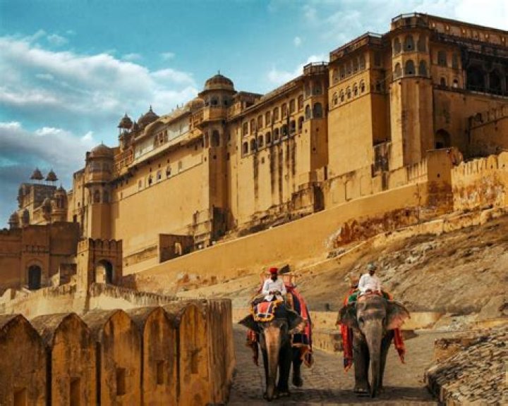 Which is better udaipur or jaisalmer?