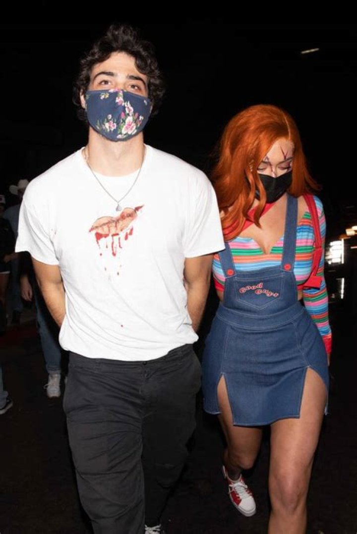 Who is noah centineo dating?