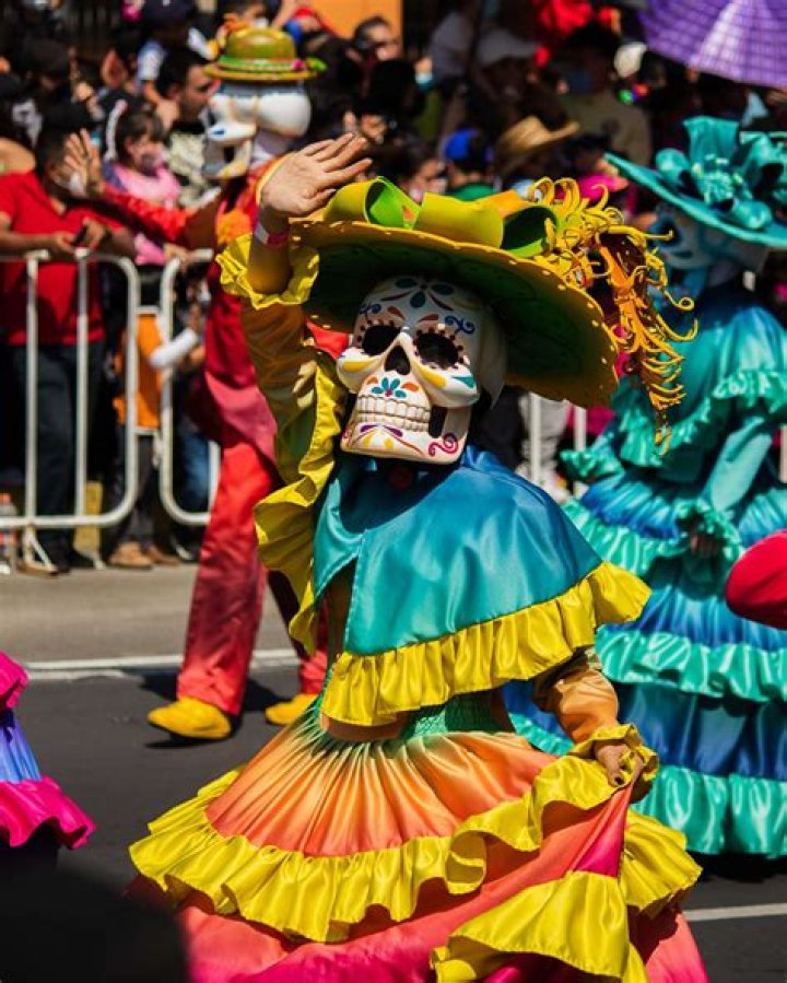 Whos hand is la catrina holding?