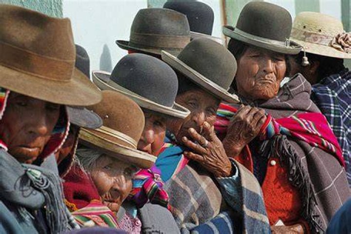Why do peruvians wear hats?