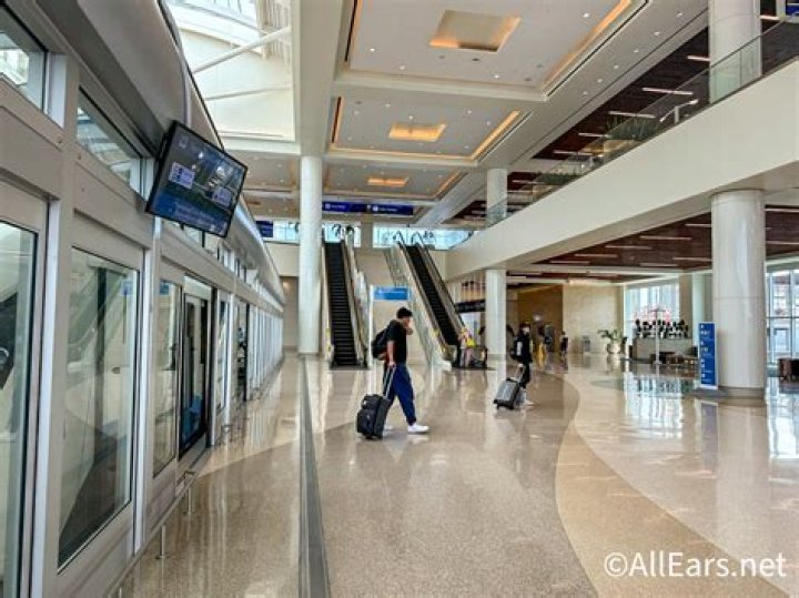 Why is murcia airport closing?